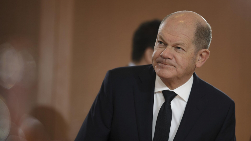Шольц заявил, что обсуждает возможность переговоров по Украине