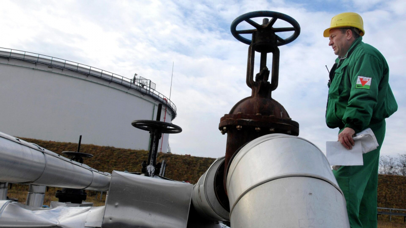 НПЗ Чехии начинают брать нефть из госрезервов
