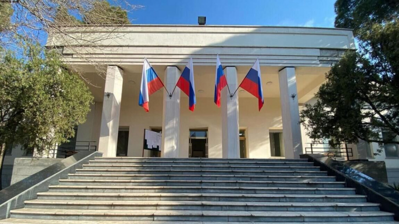 Консульский отдел посольства России в Тегеране приостановил работу