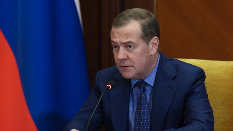 Медведев обратился к Франции и Британии из-за помощи Украине